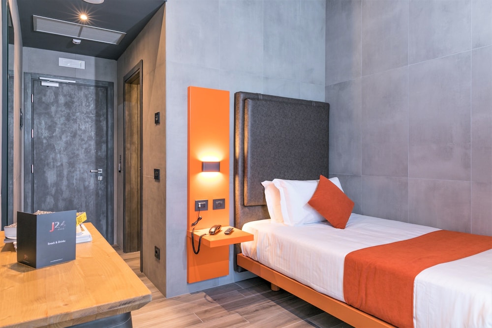 J24 Hotel Milano 11