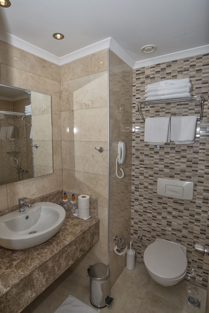 Riviera Hotel & Spa 18