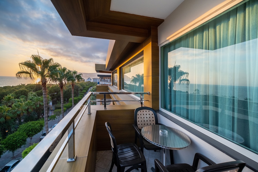 Riviera Hotel & Spa 14