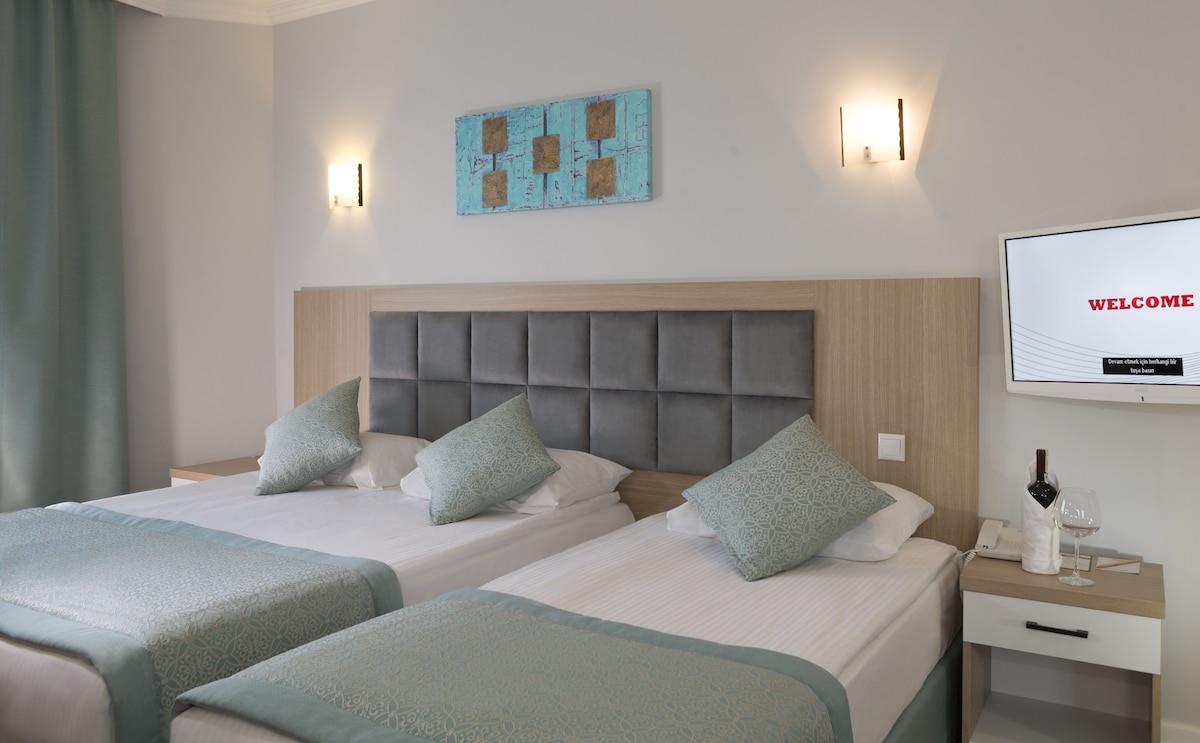 Adonis Hotel 8