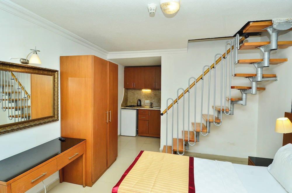 Tropic Hotel 5