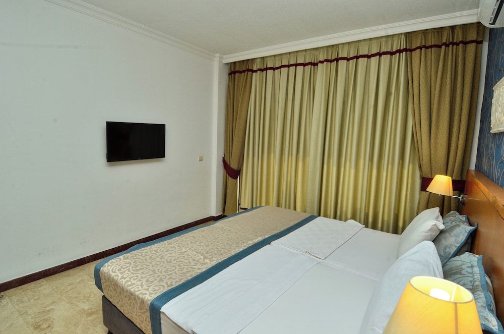 Tropic Hotel 11