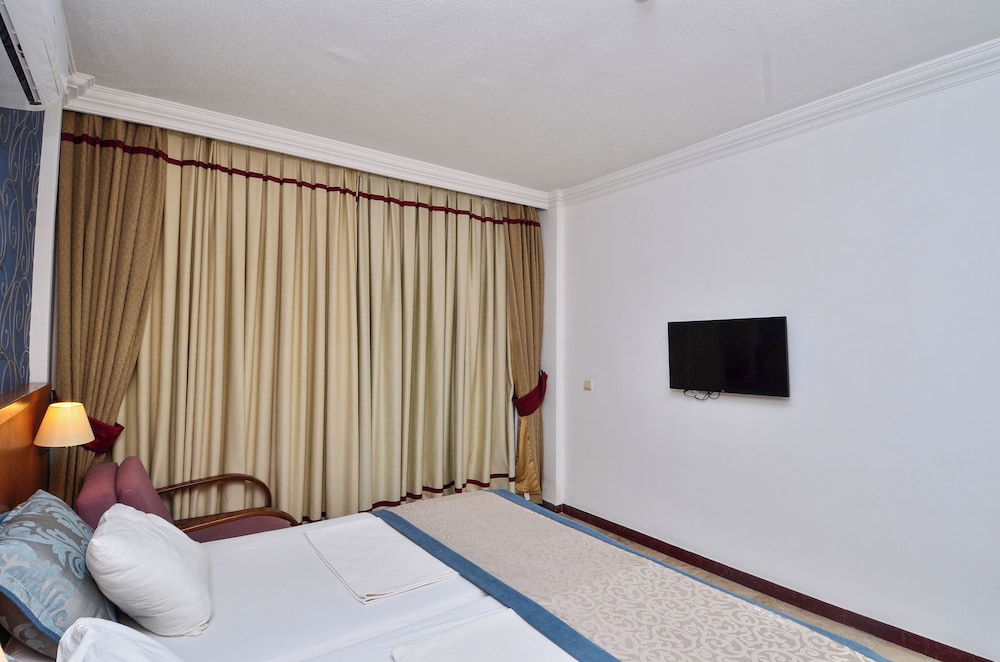 Tropic Hotel 13