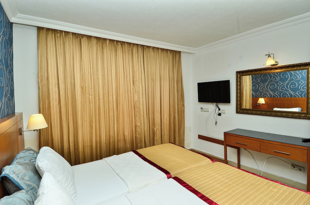 Tropic Hotel 21