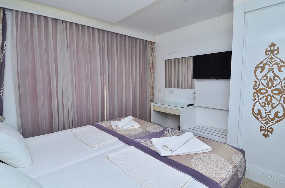 Tropic Hotel 18