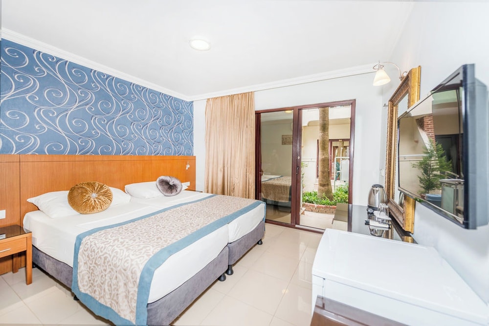 Tropic Hotel 2
