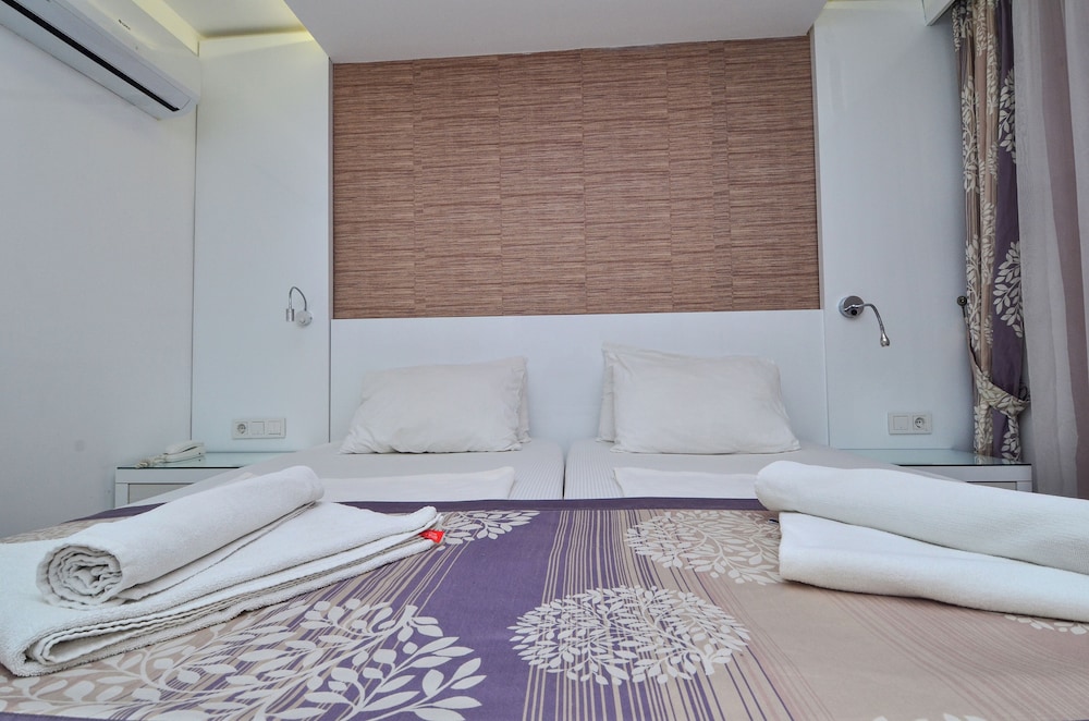 Tropic Hotel 20