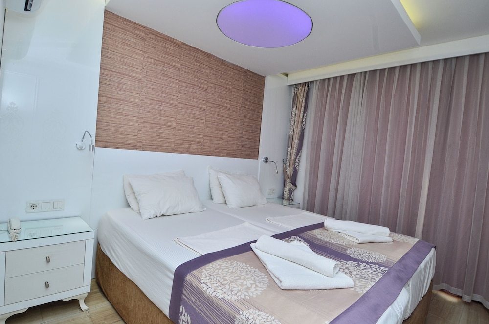 Tropic Hotel 15