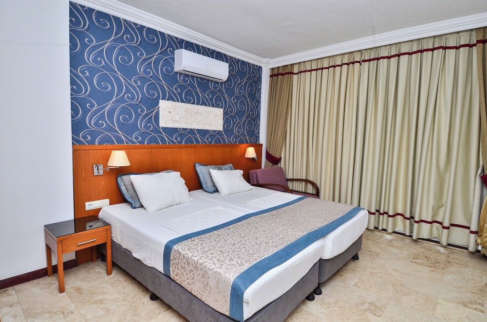 Tropic Hotel 12