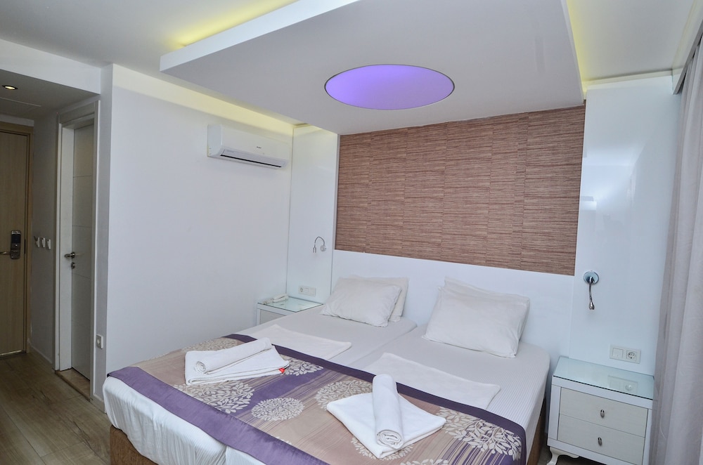Tropic Hotel 17