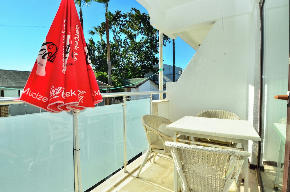 Tropic Hotel 24