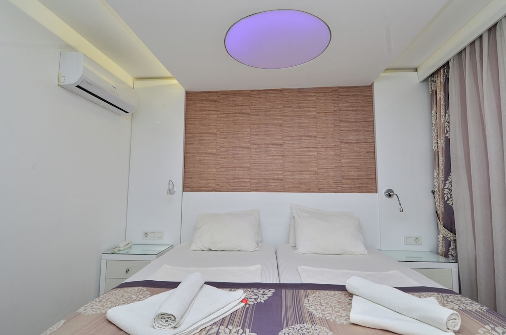 Tropic Hotel 19