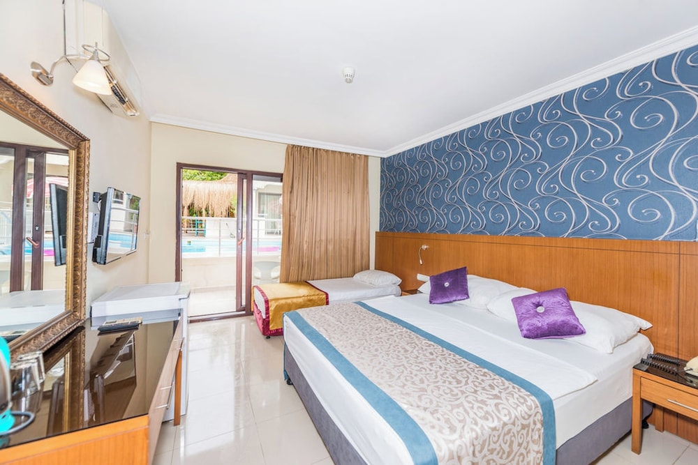Tropic Hotel 3