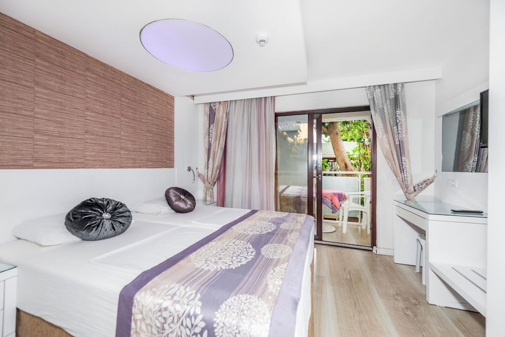 Tropic Hotel 4