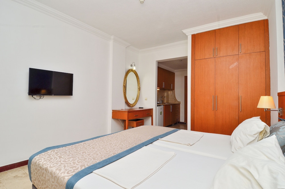 Tropic Hotel 22