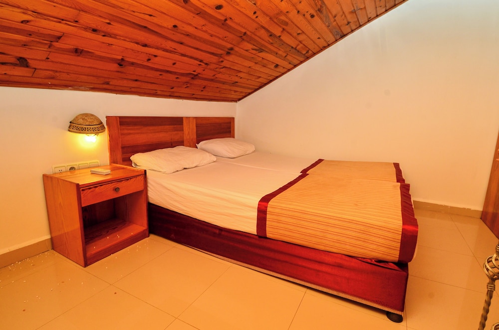 Tropic Hotel 7