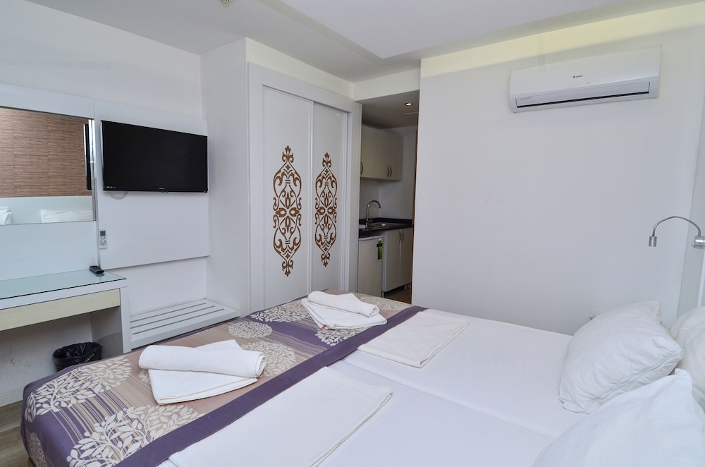Tropic Hotel 16