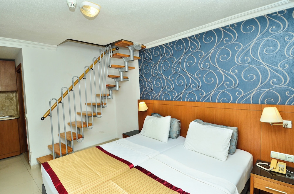 Tropic Hotel 6