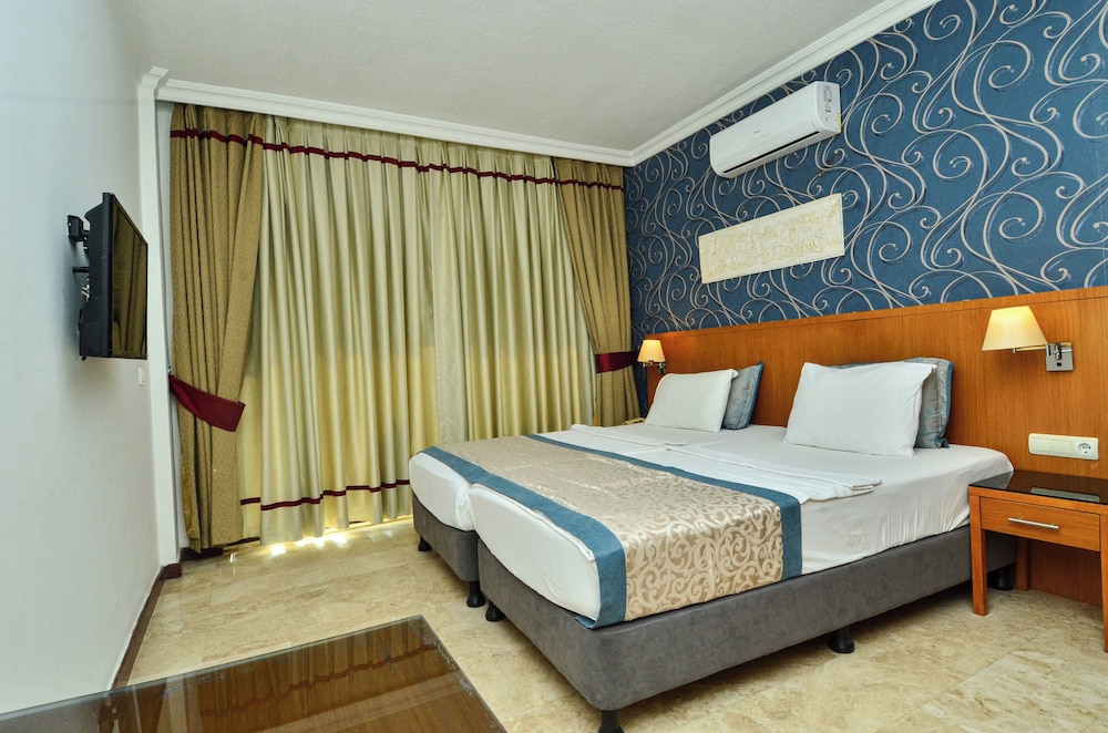 Tropic Hotel 8