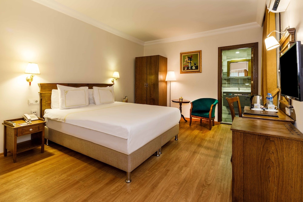 Golden Crown Hotel 23