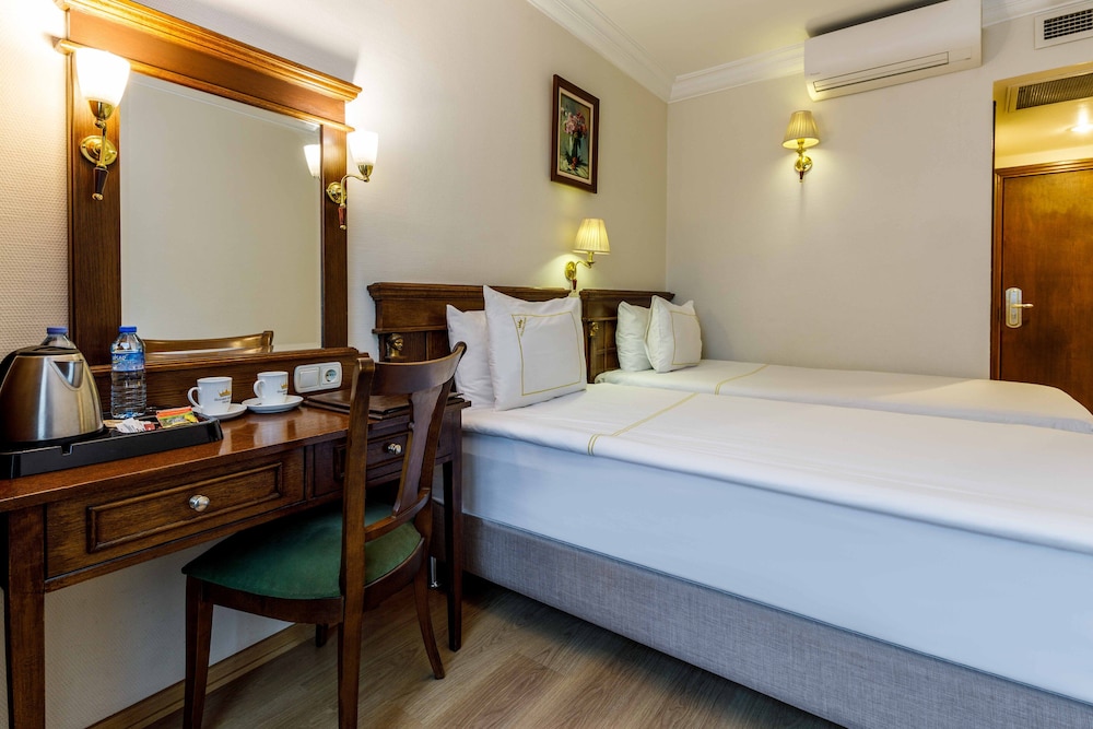 Golden Crown Hotel 18