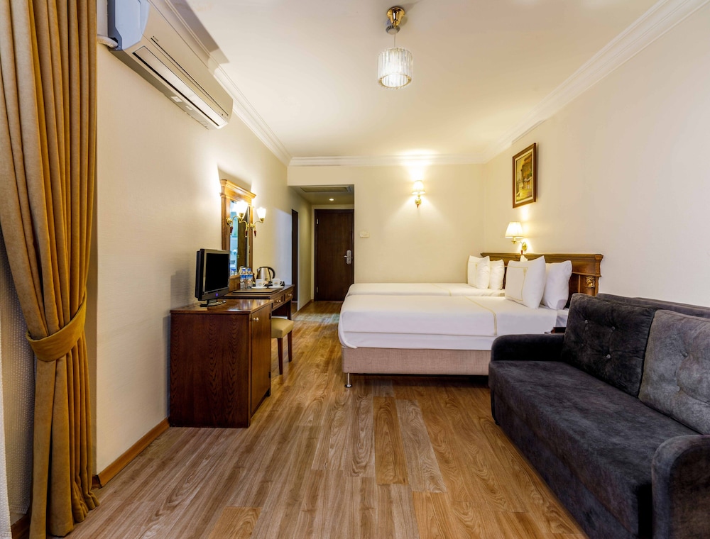 Golden Crown Hotel 13