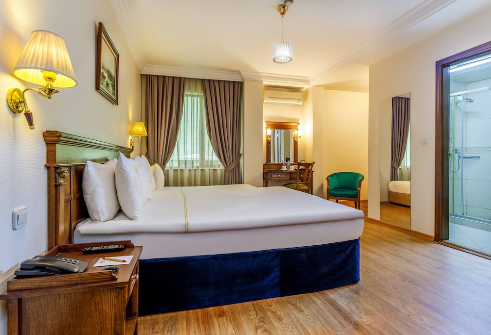 Golden Crown Hotel 10