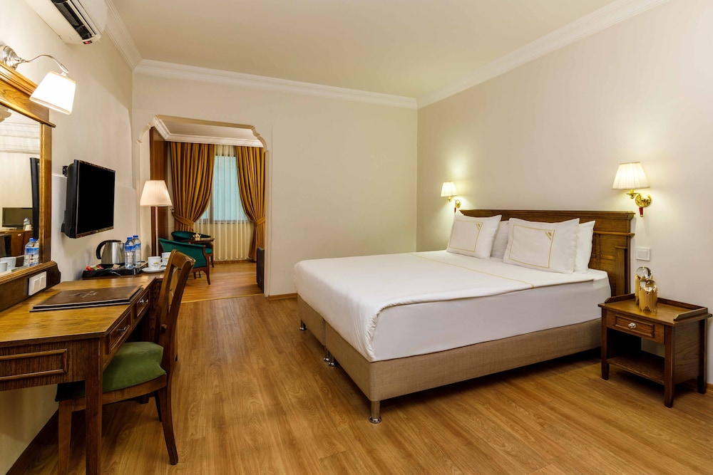Golden Crown Hotel 24