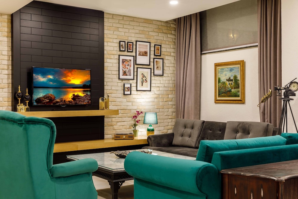 Golden Crown Hotel 8