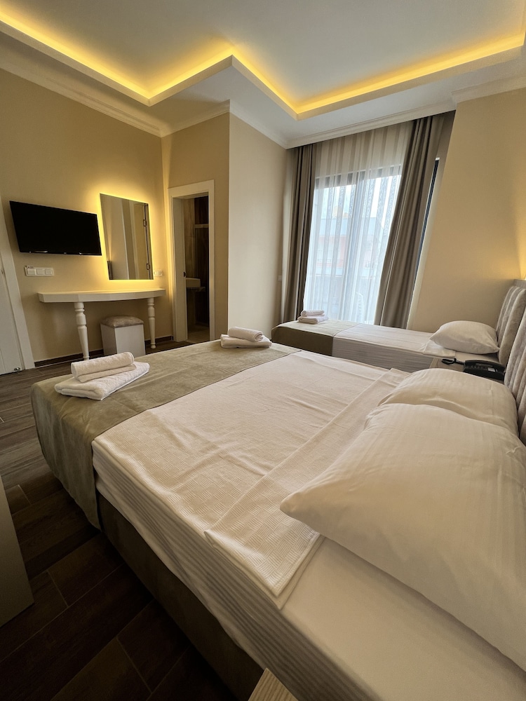 Miss Cleopatra Hotel 24