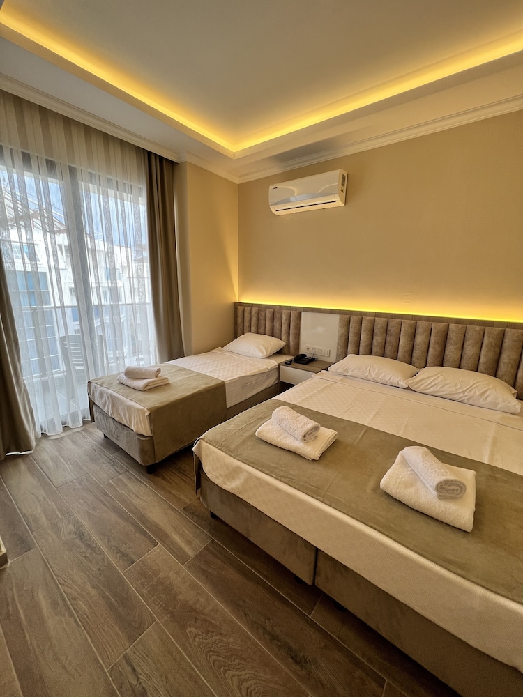 Miss Cleopatra Hotel 23