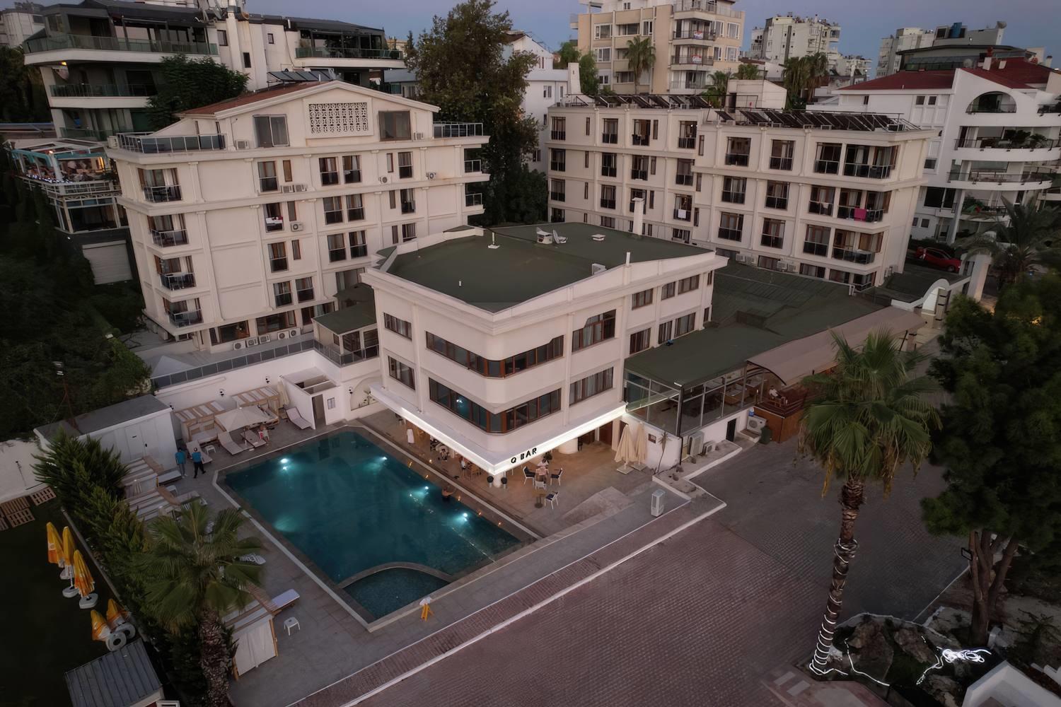 Qinn Hotels 1