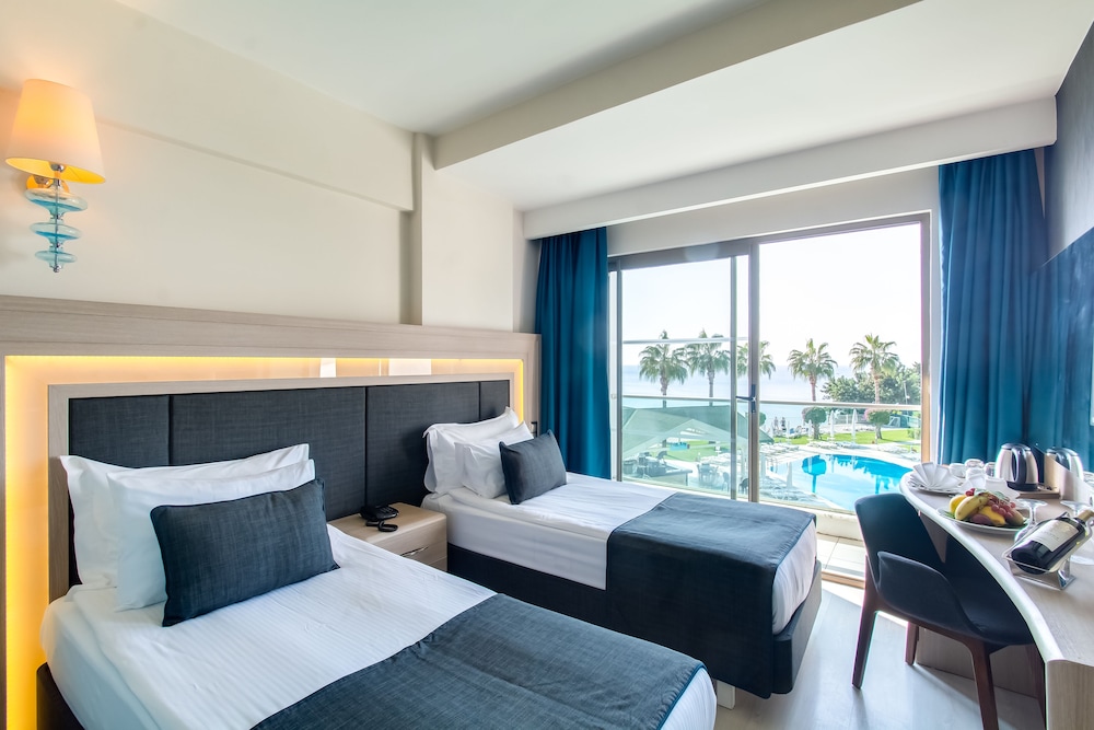 Falcon Hotel 5