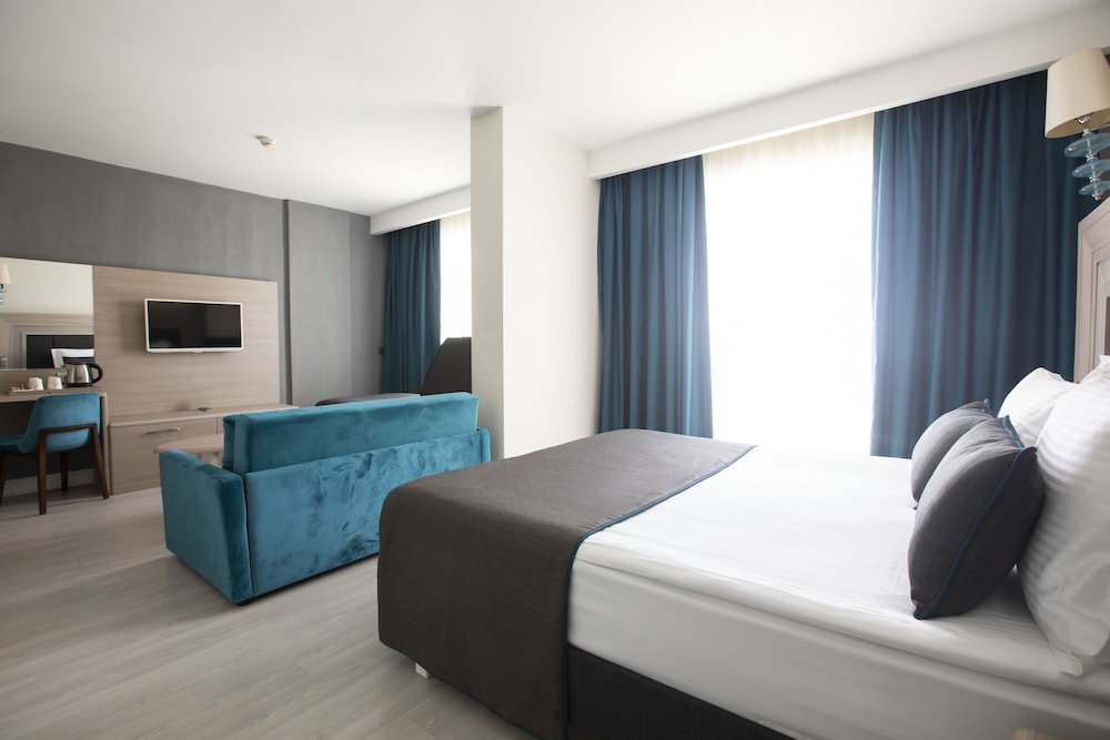 Falcon Hotel 13