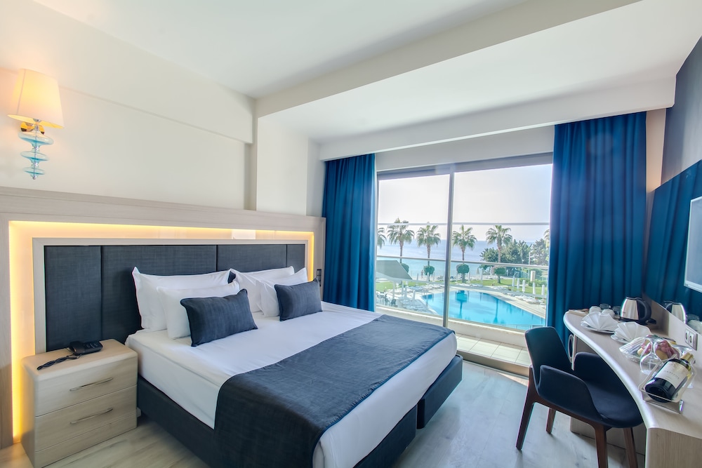 Falcon Hotel 4