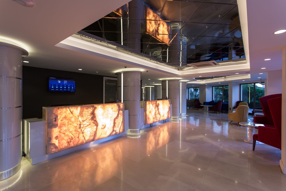 Falcon Hotel 2