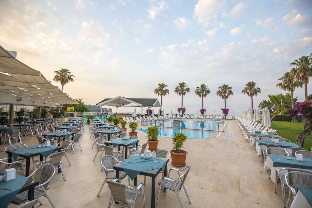 Falcon Hotel 17