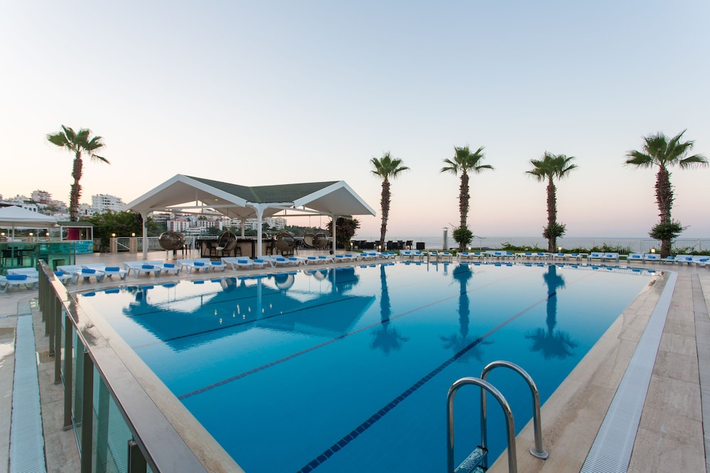 Falcon Hotel 22