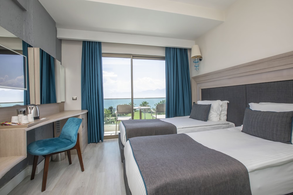 Falcon Hotel 10