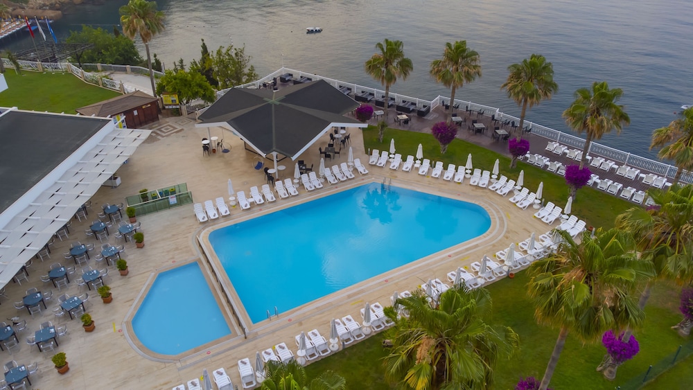 Falcon Hotel 1