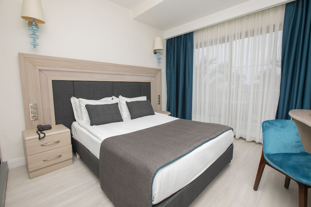 Falcon Hotel 7