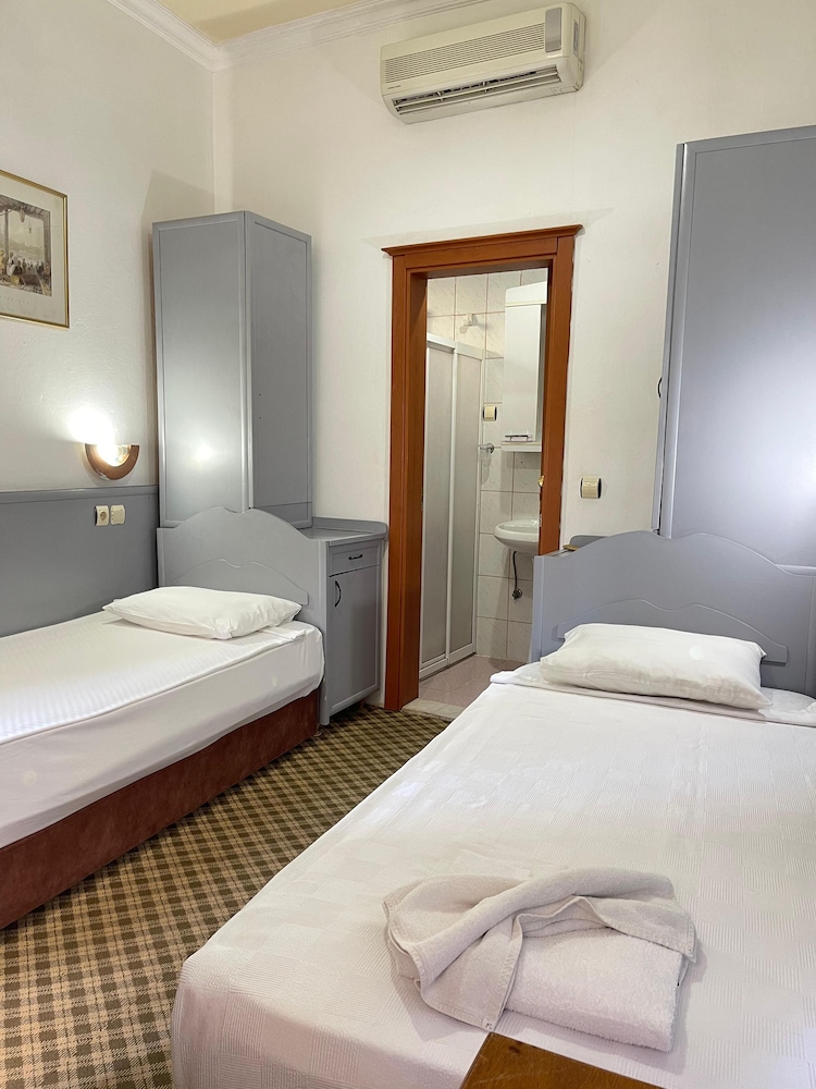Karyatit Hotel 13