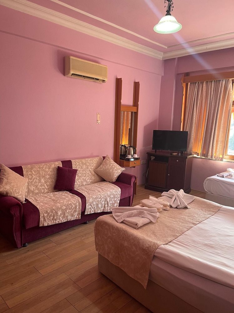Karyatit Hotel 17