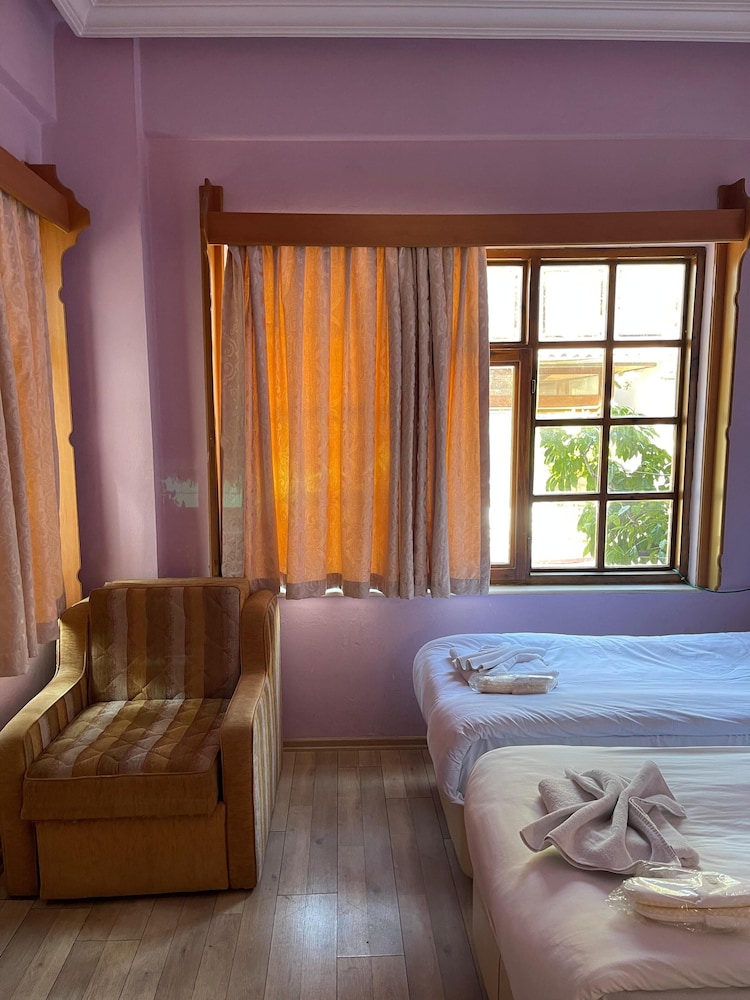 Karyatit Hotel 14