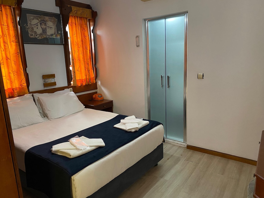 Karyatit Hotel 8
