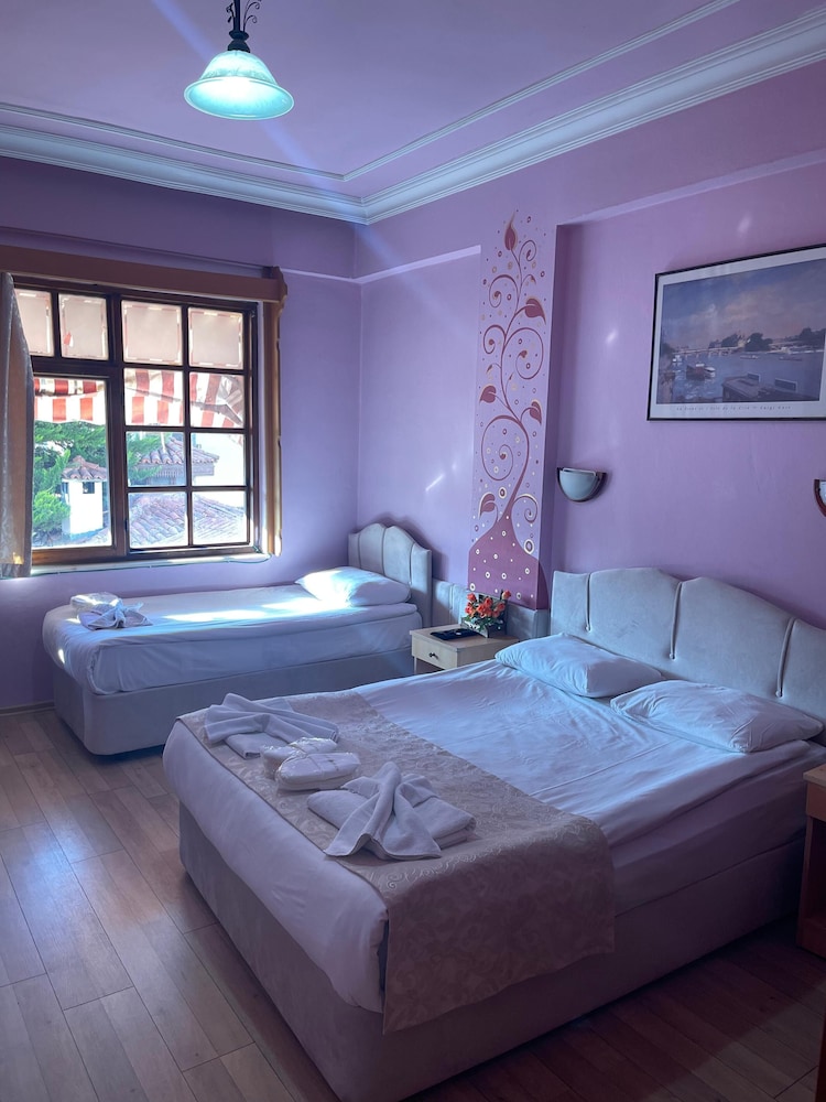 Karyatit Hotel 16