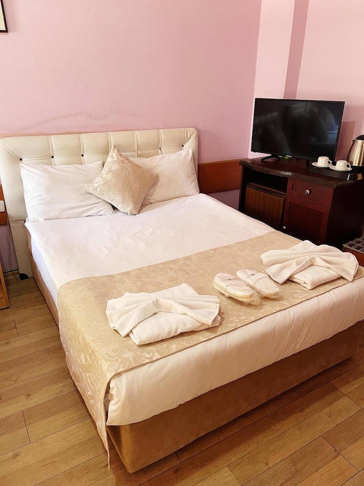 Karyatit Hotel 24