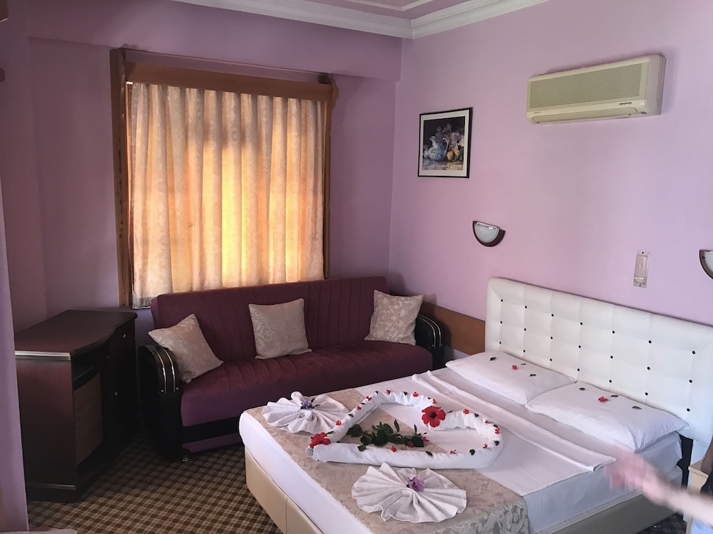 Karyatit Hotel 11