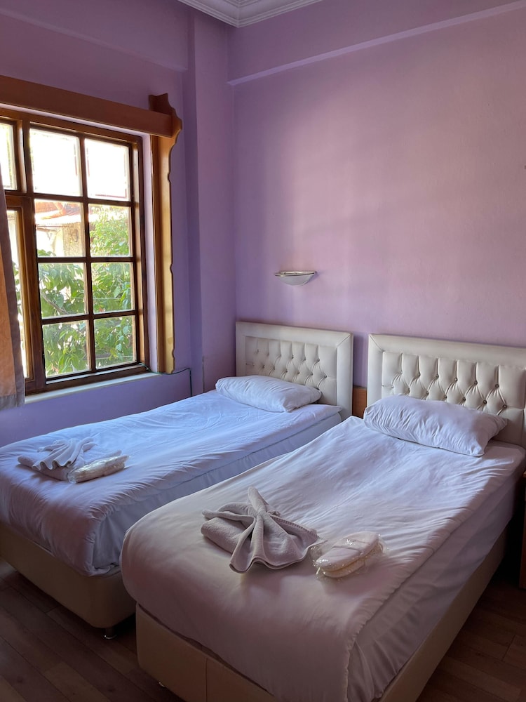 Karyatit Hotel 19