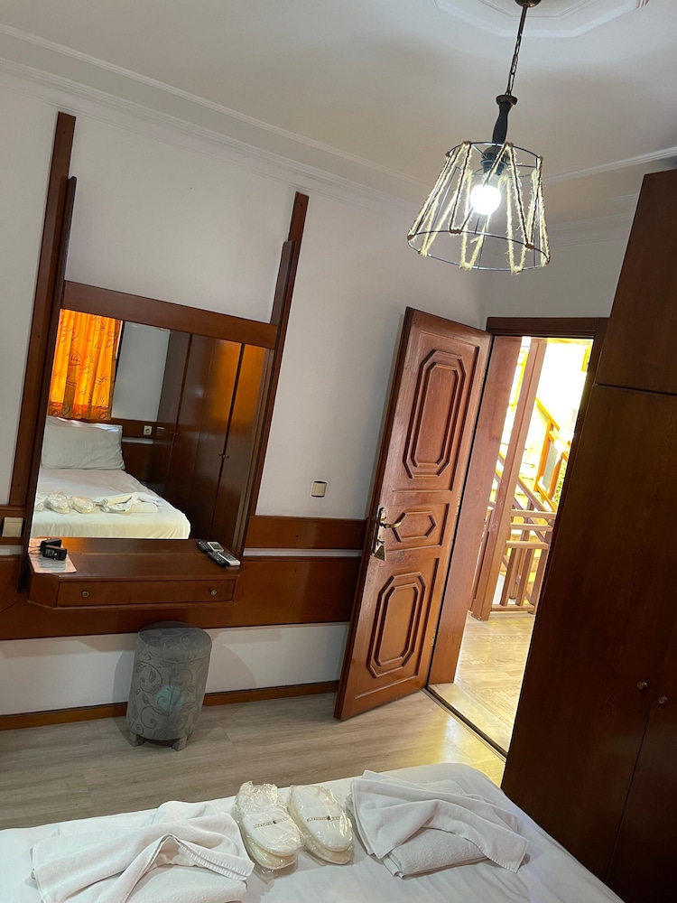 Karyatit Hotel 21